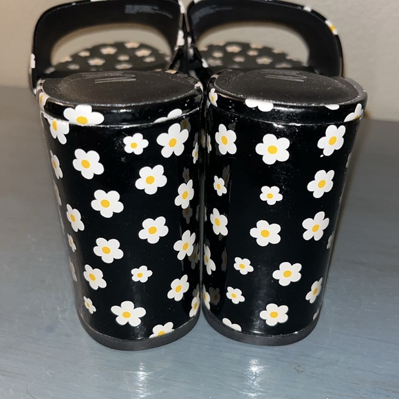 Wild Pair Womens Melborne Black w White Daisy Patent Platform Sandals Black 9 M - Picture 6 of 14